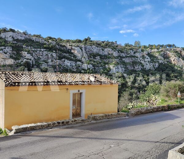 Building with land in a panoramic position in Via Guadagna in Scicli