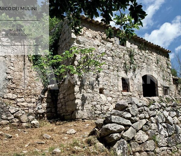 Mulini nel cuore di Cava Misericordia a Ragusa Ibla.