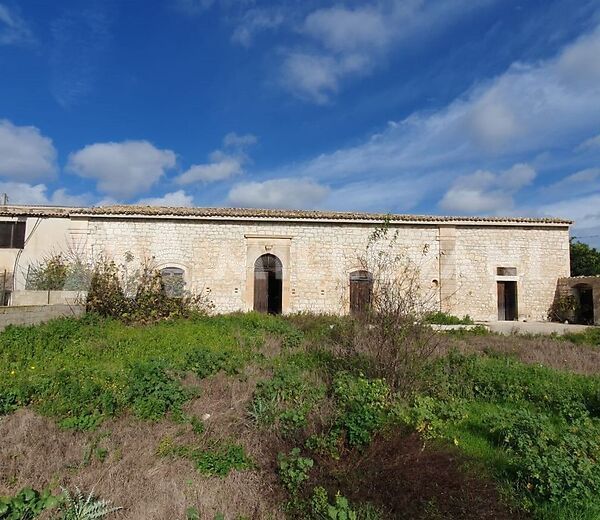 Old stone farmhouse between Scicli and Sampieri