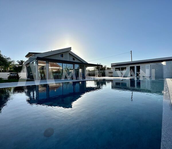 Villa di nuova costruzione con piscina a 500 metri dal mare a Pozzallo