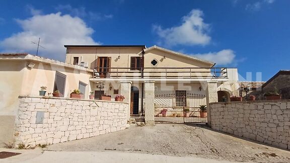 Villa in a panoramic position in Frigintini
