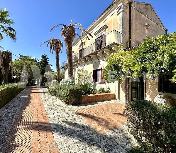 Beautiful villa with view on the city of Modica