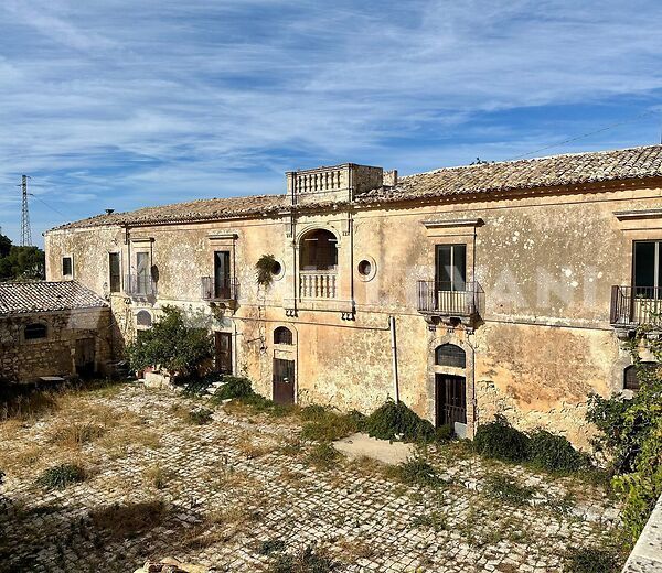 Old fortress for sale near the Castle of Donnafugata