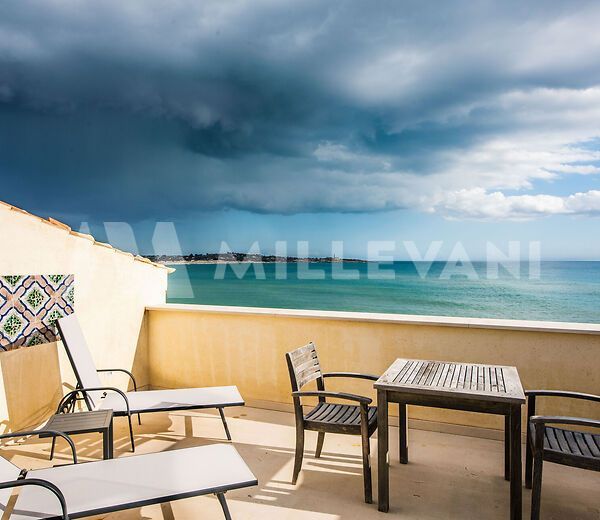 Edificio terra-cielo fronte mare a Sampieri