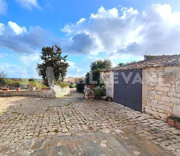 Casale in pietra con vista mare tra Scicli e Modica