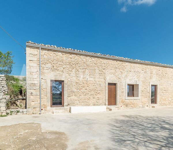 Stone farmhouse in the Ragusa countryside
