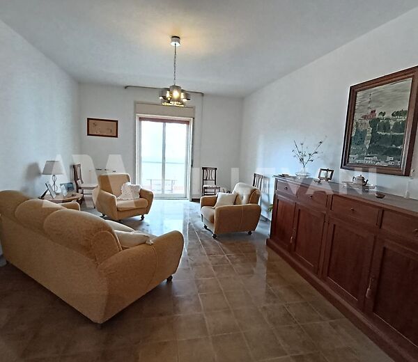 Appartamento polo commerciale, Modica