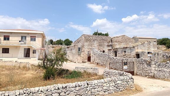 Property between the countryside of Scicli and Modica