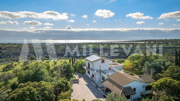 Stupenda Villa immersa nelle campagne del Val di Noto