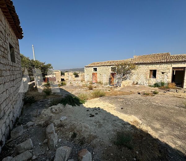 Casale in pietra tra Modica e Scicli