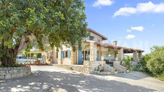 Splendida villa vista mare tra Pozzallo e Santa Maria del Focallo