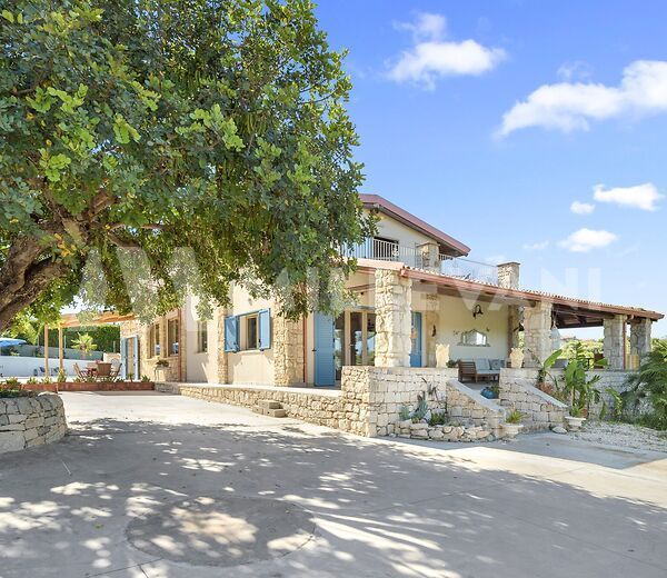 Splendida villa vista mare tra Pozzallo e Santa Maria del Focallo