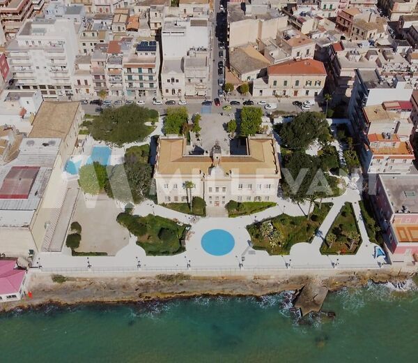 Storico locale commerciale con affaccio diretto sul mare, Pozzallo