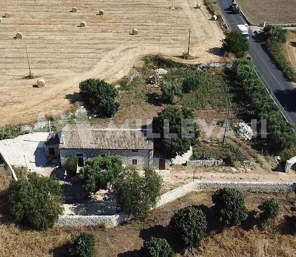 Partially renovated stone farmhouse between Modica and Pozzallo
