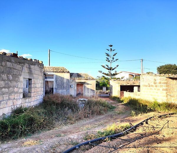 Complex of rural buildings between Playa Grande and Donnalucata
