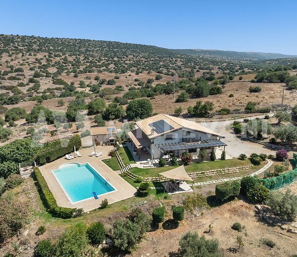 Elegante villa con piscina, spa e ampio terreno a pochi chilometri da Marina di Ragusa