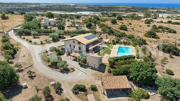 Prestigiosa villa con piscina, spa e ampio terreno a pochi km da Marina di Ragusa