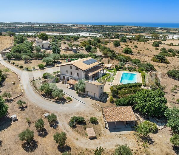 Prestigious Villa with Pool, Spa and Extensive Grounds just a few kilometres from Marina di Ragusa