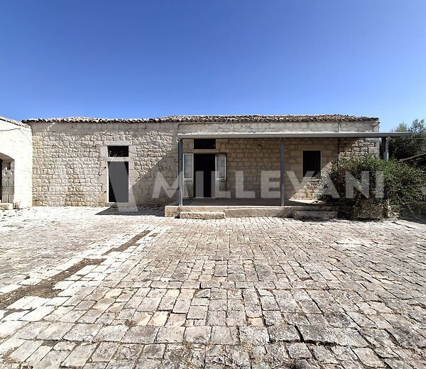 Stone farmhouse between the Frigintini and Modica countryside
