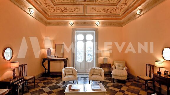 Palazzetto storico adiacente la chiesa di San Giorgio a Modica