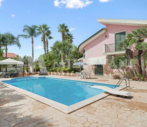 Villa con piscina a Santa Maria del Focallo, Ispica