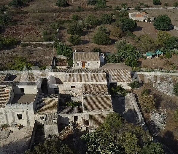 Casale con terreno vista mare a Modica