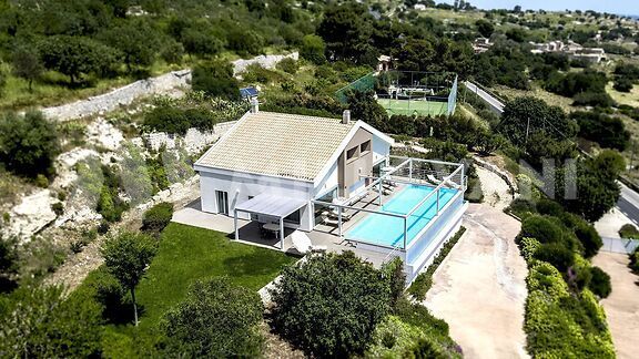 Villa moderna con piscina tra Marina di Ragusa e Ragusa