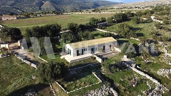 Casale nelle campagne di Scicli