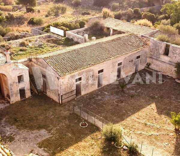 Antica Dimora Storica con Baglio, Parco Privato e ampio terreno