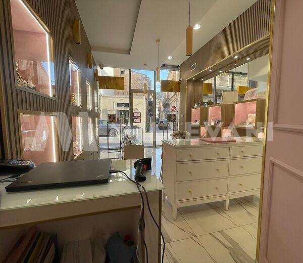 Locale commerciale in posizione strategica a Scicli