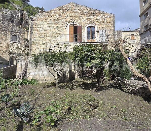 Casa singola a pochi passi dal centro storico a Modica Bassa