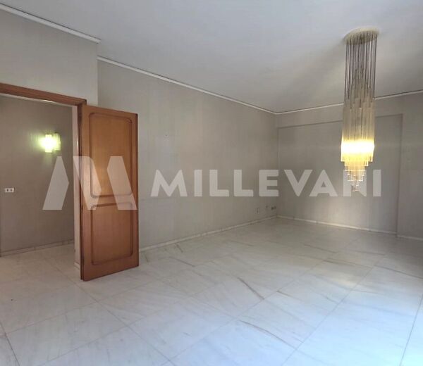 Elegante appartamento con ascensore, posto auto e cantina a Comiso