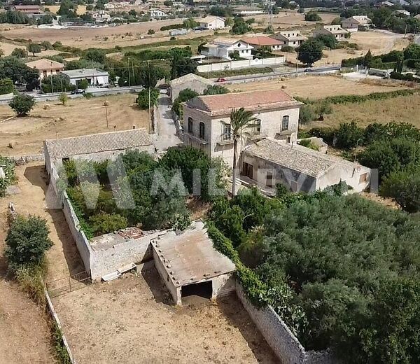 Antica Tenuta Siciliana con Baglio, Casali e 8 Ettari di Terreno alle porte di Modica