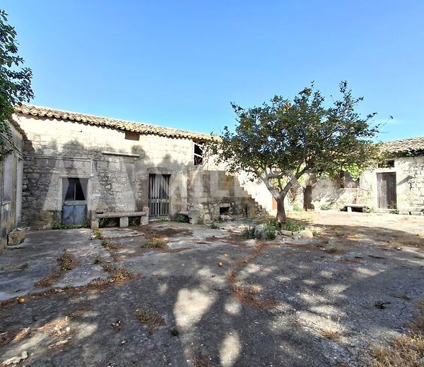 Antica masseria siciliana con 4,5 ettari di terreno a Cava d'Ispica, Modica