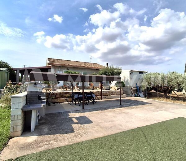 Villa indipendente con ampio giardino tra Pozzallo e Modica