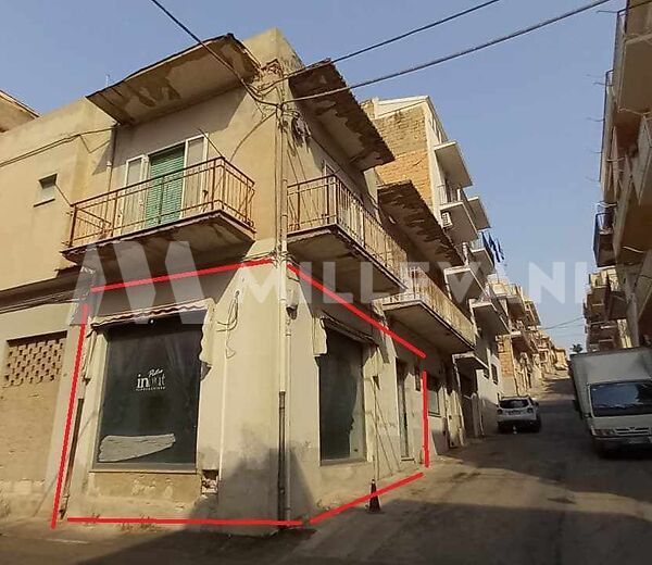 Luminoso Locale Commerciale con prospetto ad Angolo a Scicli, Jungi