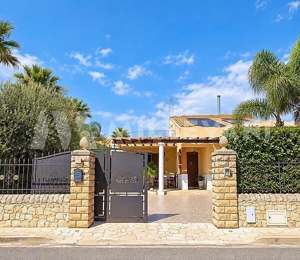 Splendida villa con piscina in Boschi Pisana a Pozzallo