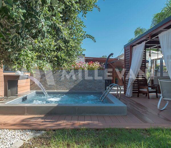 Elegant Villa with private garden and Jacuzzi 30 m from Santa Maria del Focallo beach
