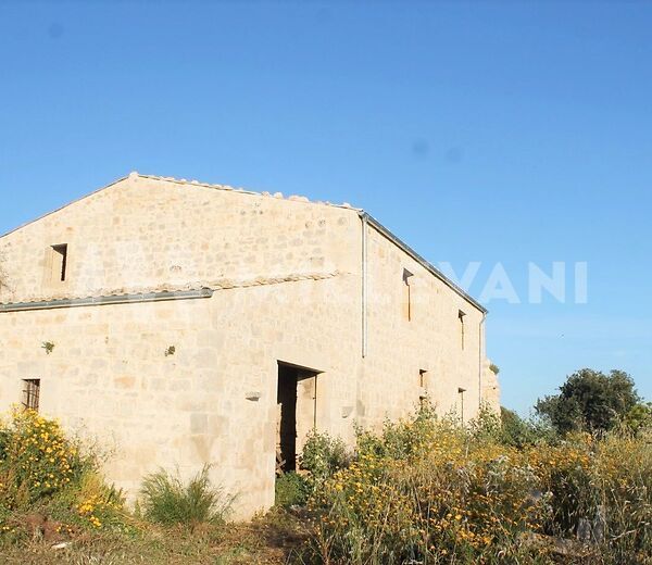 Antico casale in pietra tra Scicli e Modica