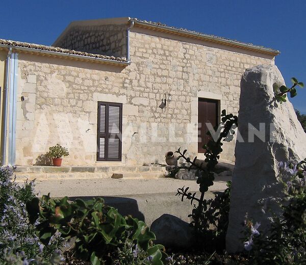 Ancient farmhouse for sale in Ragusa