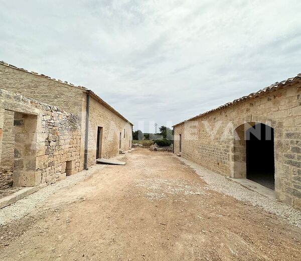 Casale tra le campagne di Scicli e Modica.