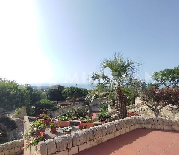 Beautiful villa in a panoramic position in C.da Lavinaro del lupo in Sampieri