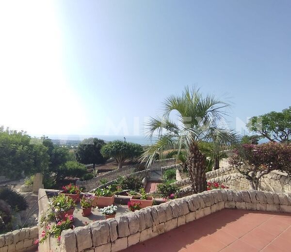 Splendida villa in posizione panoramica in C.da Lavinaro del lupo a Sampieri