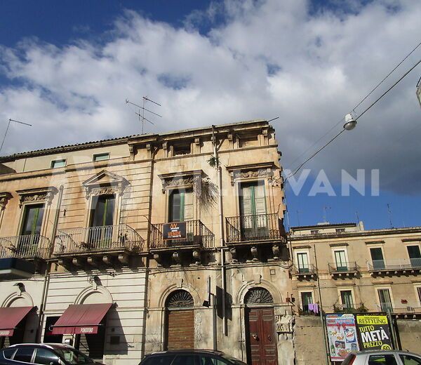 Palazzo storico in zona centrale a Scicli