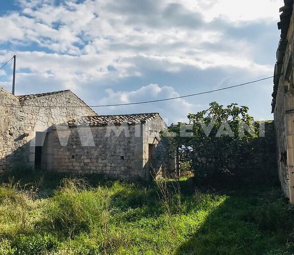 Casale in pietra tipica immerso nella campagna modicana