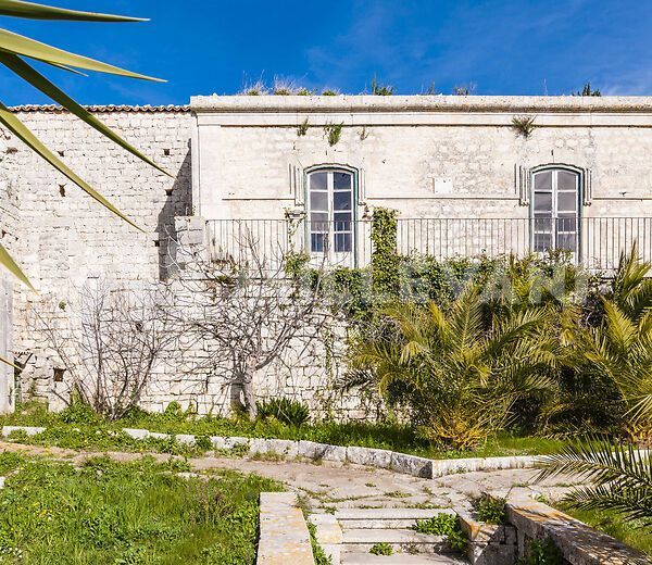 Ancient Villa of 1600 in a panoramic position in Frigintini, Modica