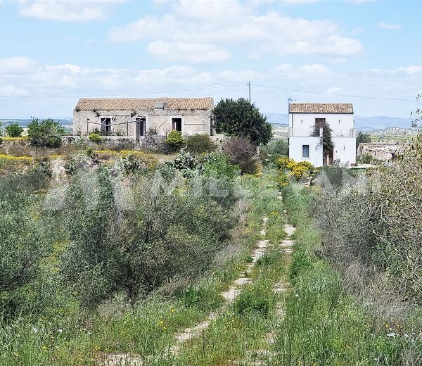 Complex of two ancient farmhouses in the heart of the Val di Noto