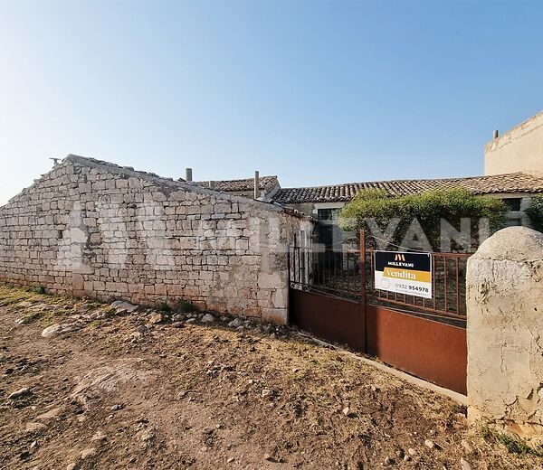 Ancient farmhouse immersed in the Modica countryside