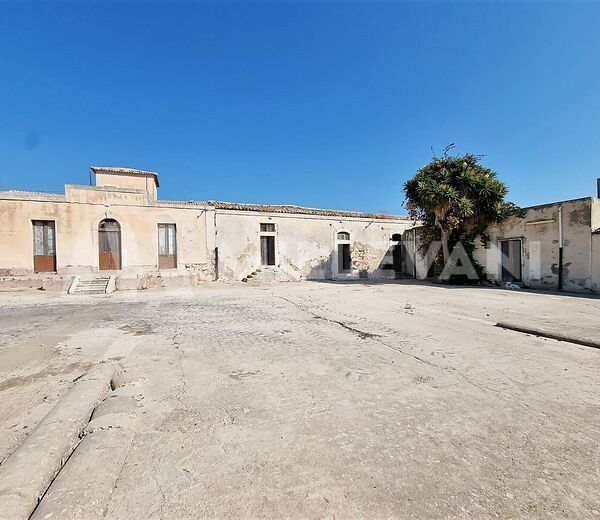 Ancient farmhouse with panoramic view in the Val di Noto