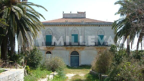 Period villa in a panoramic position in Modica